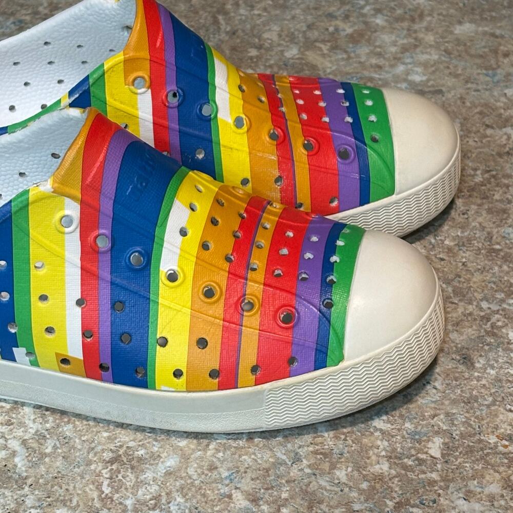 Native Jefferson Kids Water Rainbow Striped Slip on Casual Shoes Size J2 - Picture 2 of 11